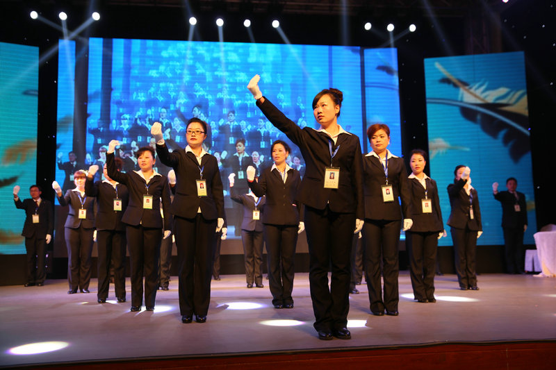 1576138798503923.jpg 賢內(nèi)助管理團(tuán)隊(duì)表演《感恩的心》.jpg